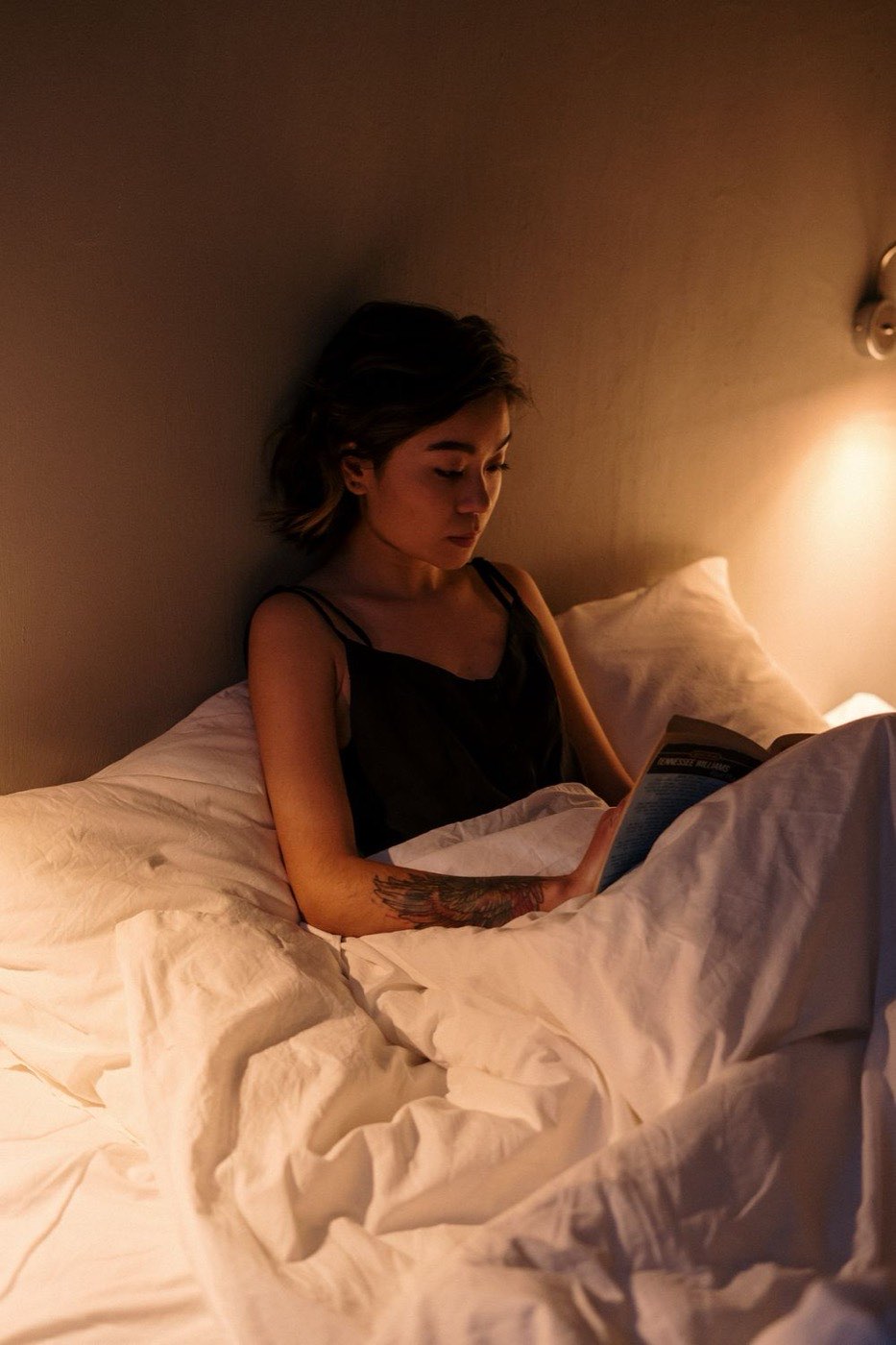 夜にスマホを見て不安になる女性